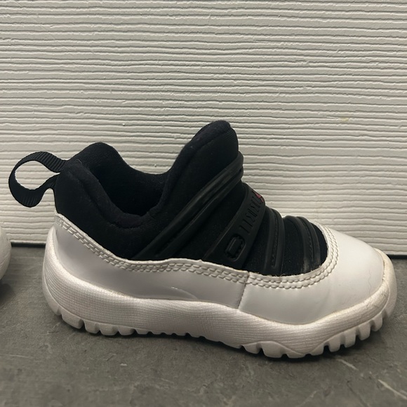 EUC Toddler Jordans Size 5 - Picture 2 of 5